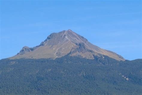 Bajo un volcán 2025